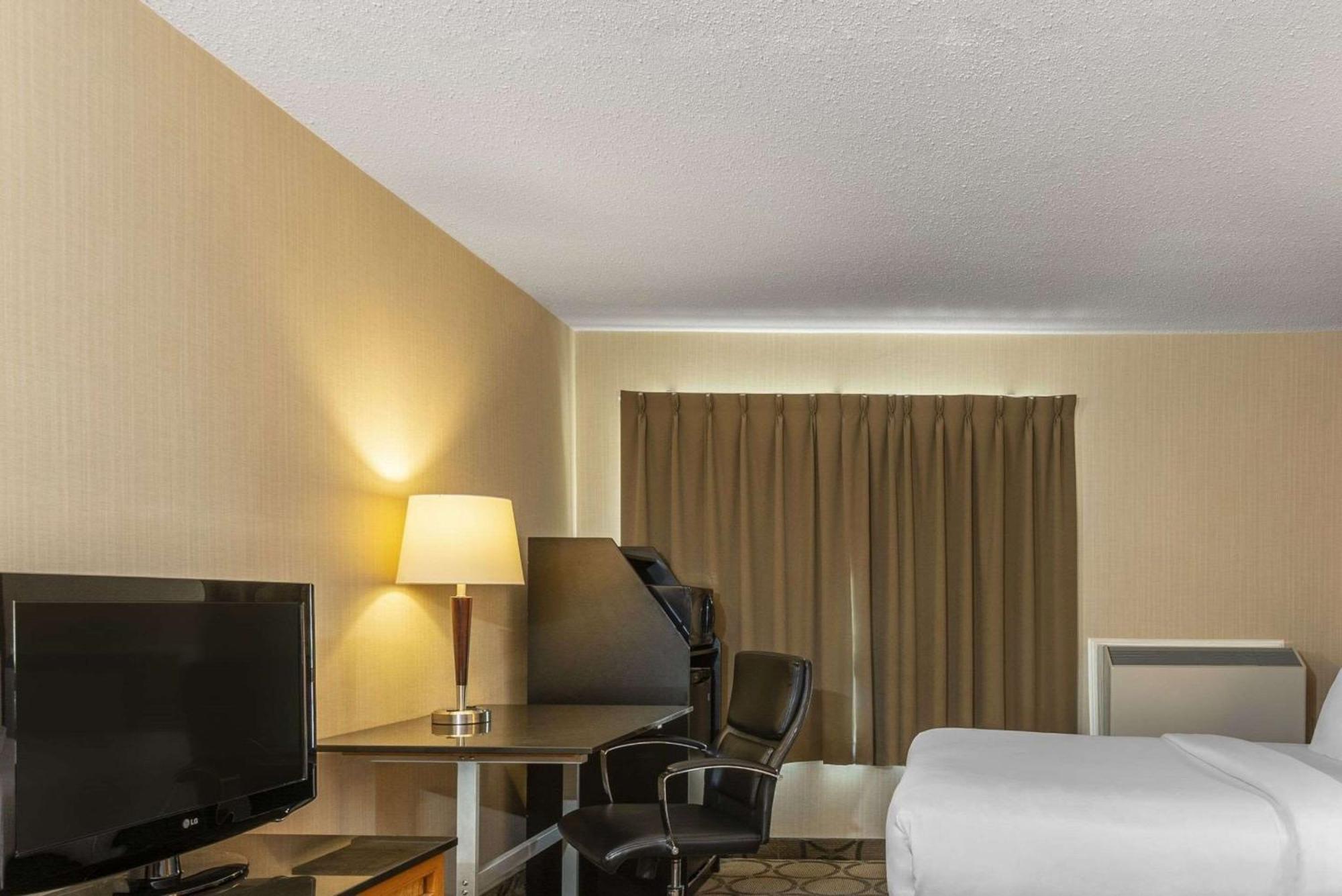 סוויפט קורנט Comfort Inn מראה חיצוני תמונה